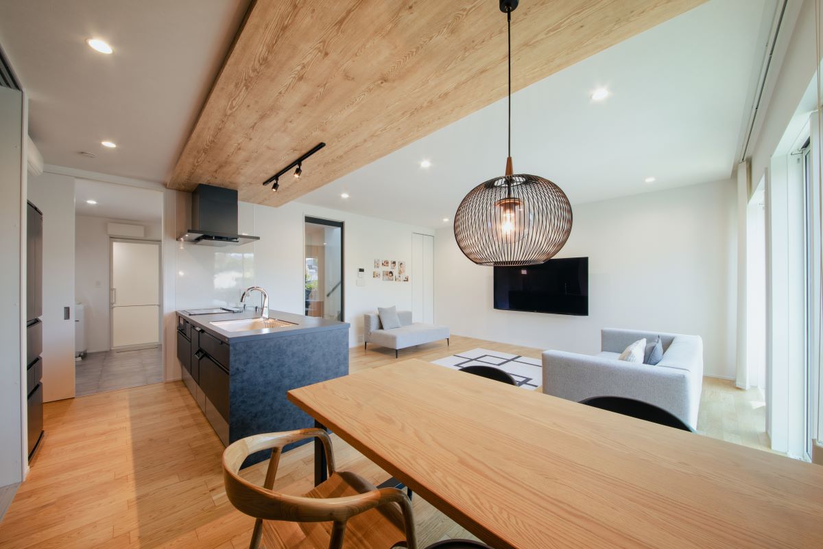 ■22帖の大空間のリビングとファミリークローゼットがある家