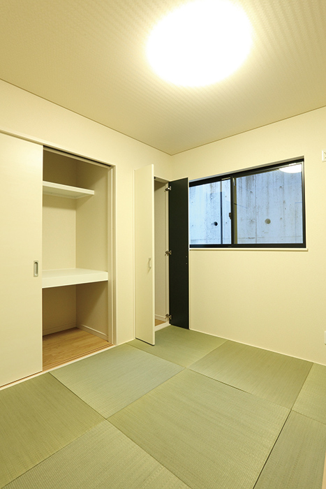 螺旋階段のあるシンプルなデザイン住宅