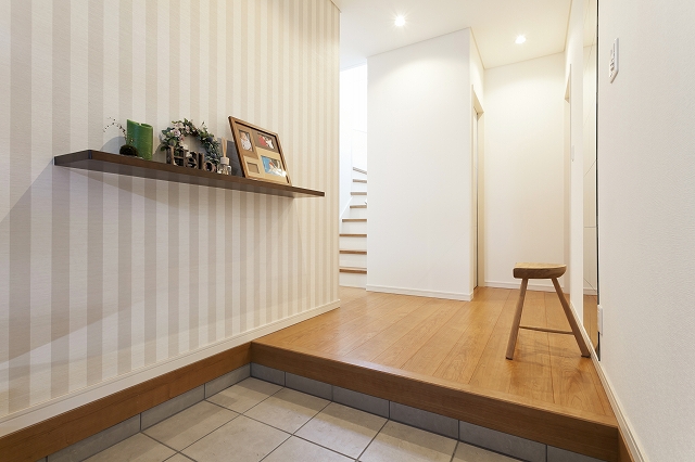 白壁が映える家