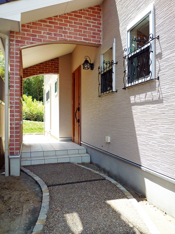 タイル調外壁材を採用した重厚感のある家