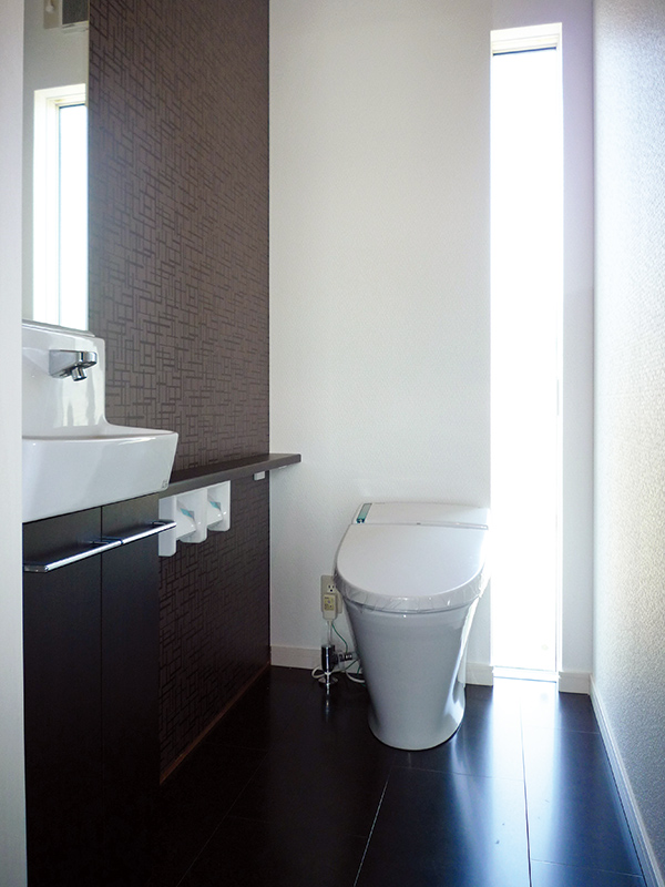 ブラック×シルバーで統一されたシンプルなデザイン住宅