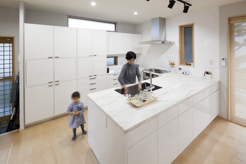 ■上質な木の建具や家事楽動線 光と風薫る心落ち着く住まい