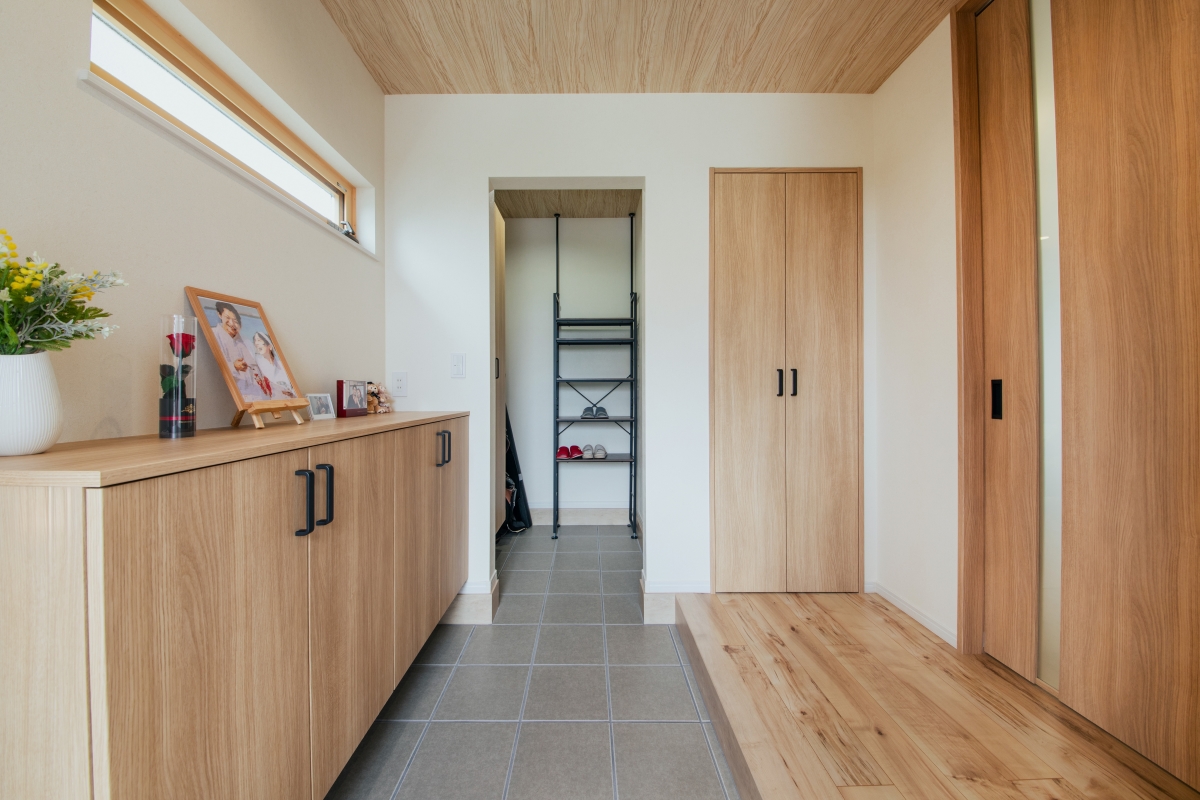 広々したリビングで共働きのご夫婦が楽しく暮らす家