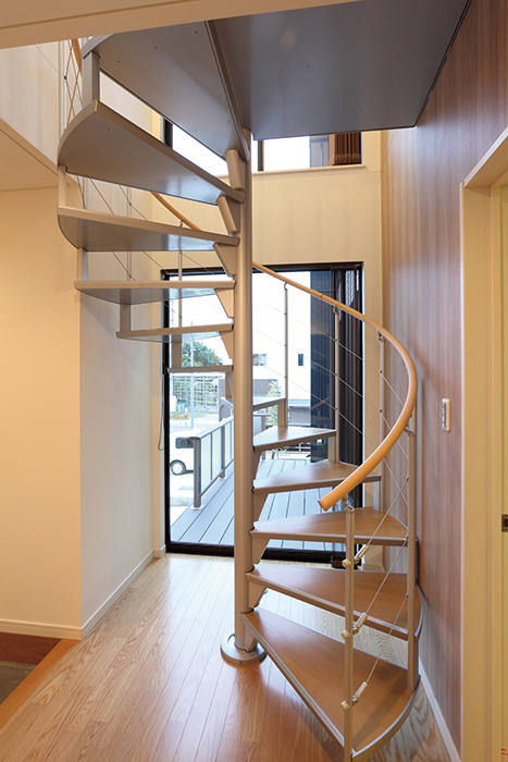 螺旋階段のあるシンプルなデザイン住宅