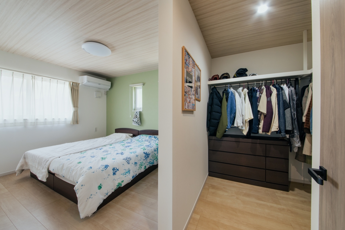 広々したリビングで共働きのご夫婦が楽しく暮らす家