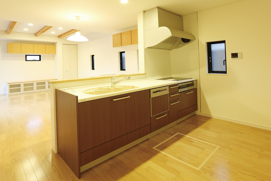 螺旋階段のあるシンプルなデザイン住宅