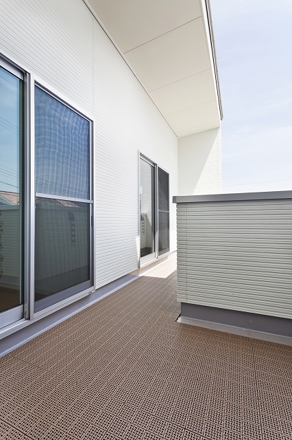 白壁が映える家