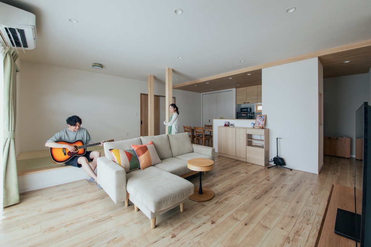 広々したリビングで共働きのご夫婦が楽しく暮らす家