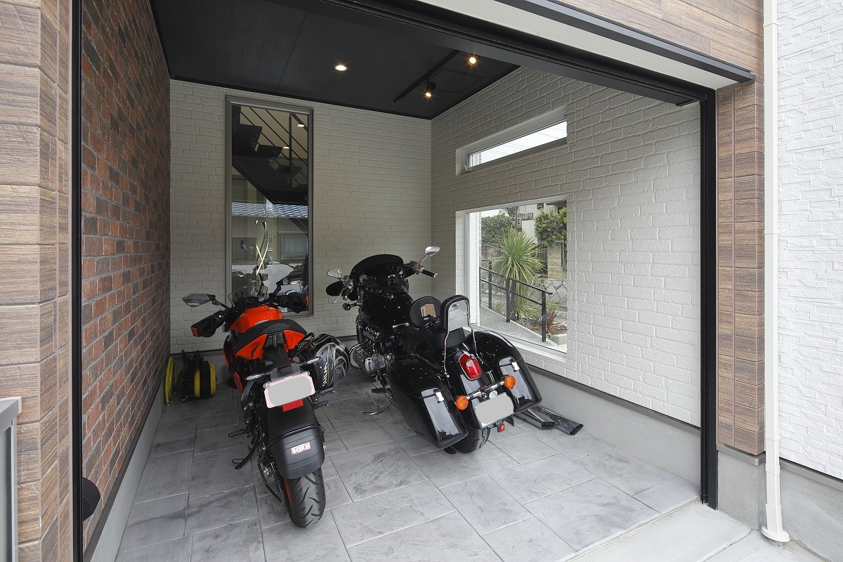 ■吹き抜けのスケルトン階段、バイクガレージなどこだわりが詰まったZEH住宅