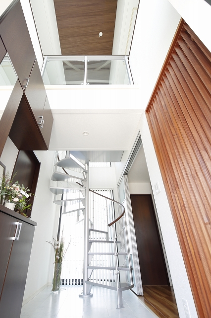 ■家事ラク＋らせん階段が魅力！光と風の心地よさを実感できる住まい